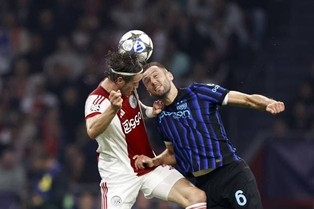 AMSTERDAM - (l-r) Wout Weghorst of Ajax, Stefan de Vrij of FC Internazionale Milano during the UEFA Champions League match between AFC Ajax and FC Internazionale Milano at the Johan Cruijff ArenA on September 17, 2025 in Amsterdam, Netherlands. ANP Hollandse Hoogte Maurice van Steen UEFA Champions League 2025 26 xVIxANPxSportx xMauricexvanxSteenxIVx 536648719 originalFilename: 536648719.jpg