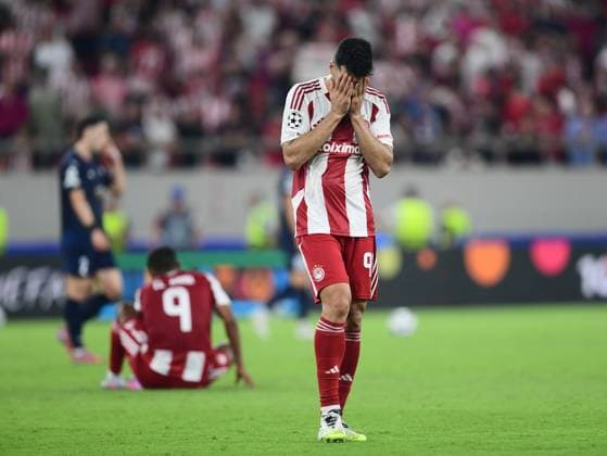 UEFA Champions League - Olympiacos FC vs Pafos FC - Players of Olympiacos react disappointed after the UEFA Champions League Phase matchday 1 soccer match between Olympiacos FC and Pafos FC in Stadium Georgios Karaiskakis in Piraeus, Greece, 17 September 2025.. IMAGO ONE INCH PRODUCTIONS PIRAEUS Greece Copyright: xONExINCHxPRODUCTIONSx 6659653