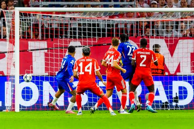 GER, UEFA CL, FC Bayern Muenchen (GER) vs FC Chelsea (GBR) 17.09.2025, Allianz Arena, Muenchen, GER, UEFA CL, FC Bayern Muenchen (GER) vs FC Chelsea (GBR) , UEFA regulations prohibit any use of photographs as image sequences and or quasi-video, im Bild Eigentor durch Trevoh Chalobah (CFC 14) geschossen von Luis D’az (FCB 14)