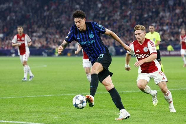 AMSTERDAM , 17-09-2025 , JohanCruyff Arena , season 2025 2026 , UEFA Champions League football , League phase Matchday 1 , match between Ajax and Inter Milan , picture shows Inter player Alessandro Bastoni , Ajax player Oliver Edvardsen Ajax - Inter  x31066385x Copyright: