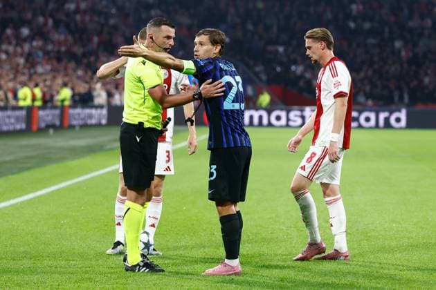AMSTERDAM , 17-09-2025 , JohanCruyff Arena , season 2025 2026 , UEFA Champions League football , League phase Matchday 1 , match between Ajax and Inter Milan , picture shows referee Michael Oliver, Inter player Nicolo Barella Ajax - Inter  x31066387x Copyright: