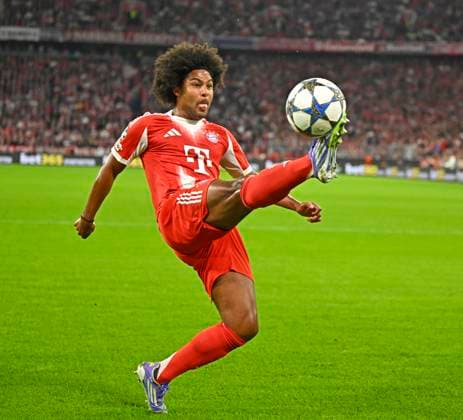 17.09.2025, Fussball UEFA Championsleague 2025 2026: 1.Spieltag, FC Bayern München - FC Chelsea, in der Allianz-Arena München. Serge Gnabry (FC Bayern München) am Ball