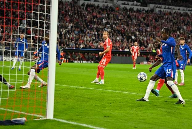 17.09.2025, Fussball UEFA Championsleague 2025 2026: 1.Spieltag, FC Bayern München - FC Chelsea, in der Allianz-Arena München. Eigentor von Trevoh Chalobah (FC Chelsea) zum 1:0