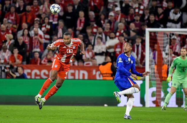 17.09.2025, xemx, Fussball UEFA Champions League, FC Bayern Muenchen - Chelsea London v.l. Jonathan Tah (FC Bayern Muenchen), Joao Pedro (Chelsea London) Zweikampf, Aktion, action, battle for the ball (DFL DFB REGULATIONS PROHIBIT ANY USE OF PHOTOGRAPHS as IMAGE SEQUENCES and or QUASI-VIDEO) Muenchen