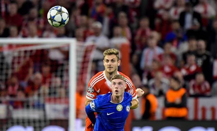 17.09.2025, xemx, Fussball UEFA Champions League, FC Bayern Muenchen - Chelsea London v.l. Josip Stanisic (FC Bayern Muenchen), Cole Palmer (Chelsea London) Zweikampf, Aktion, action, battle for the ball (DFL DFB REGULATIONS PROHIBIT ANY USE OF PHOTOGRAPHS as IMAGE SEQUENCES and or QUASI-VIDEO) Muenchen