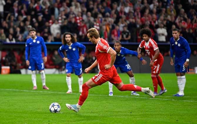 TOR zum 2:0 Harry Kane FC Bayern Muenchen FCB (09) Torschuss Aktion Torchance Elfmeter, Strafstoss FC Bayern Muenchen FCB vs Chelsea FC Spieltag 01 17.09.2025 DFL REGULATIONS PROHIBIT ANY USE OF PHOTOGRAPHS AS IMAGE SEQUENCES AND OR QUASI-VIDEO FC Bayern Muenchen FCB vs Cheelsea FC