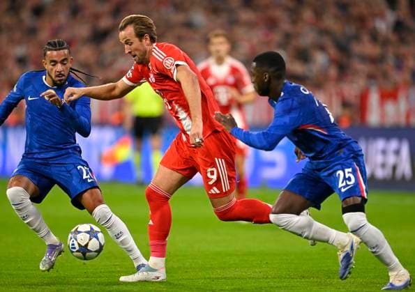 17.09.2025, Fussball UEFA Championsleague 2025 2026: 1.Spieltag, FC Bayern München - FC Chelsea, in der Allianz-Arena München. v.l. Moises Caicedo (FC Chelsea) gegen Harry Kane (FC Bayern München)