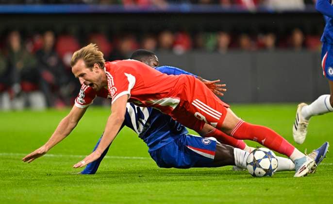 17.09.2025, Fussball UEFA Championsleague 2025 2026: 1.Spieltag, FC Bayern München - FC Chelsea, in der Allianz-Arena München. v.l. Moises Caicedo (FC Chelsea) gegen Harry Kane (FC Bayern München)