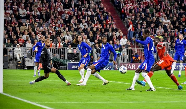 17.09.2025, xemx, Fussball UEFA Champions League, FC Bayern Muenchen - Chelsea London v.l. Goal scored, erziehlt das Tor zum 1:0 Eigentor von Trevoh Chalobah (Chelsea London) (DFL DFB REGULATIONS PROHIBIT ANY USE OF PHOTOGRAPHS as IMAGE SEQUENCES and or QUASI-VIDEO) Muenchen