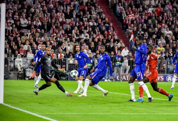 17.09.2025, xemx, Fussball UEFA Champions League, FC Bayern Muenchen - Chelsea London v.l. Goal scored, erziehlt das Tor zum 1:0 Eigentor von Trevoh Chalobah (Chelsea London) (DFL DFB REGULATIONS PROHIBIT ANY USE OF PHOTOGRAPHS as IMAGE SEQUENCES and or QUASI-VIDEO) Muenchen