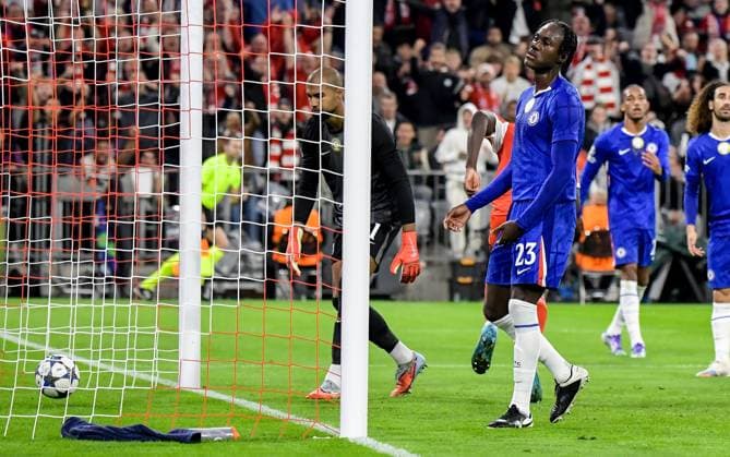 17.09.2025, xemx, Fussball UEFA Champions League, FC Bayern Muenchen - Chelsea London v.l. Trevoh Chalobah (Chelsea London) enttaeuscht, enttaeuscht schauend, dissapointed, traurig, frustriert nach Eigentor zum 1:0 (DFL DFB REGULATIONS PROHIBIT ANY USE OF PHOTOGRAPHS as IMAGE SEQUENCES and or QUASI-VIDEO) Muenchen