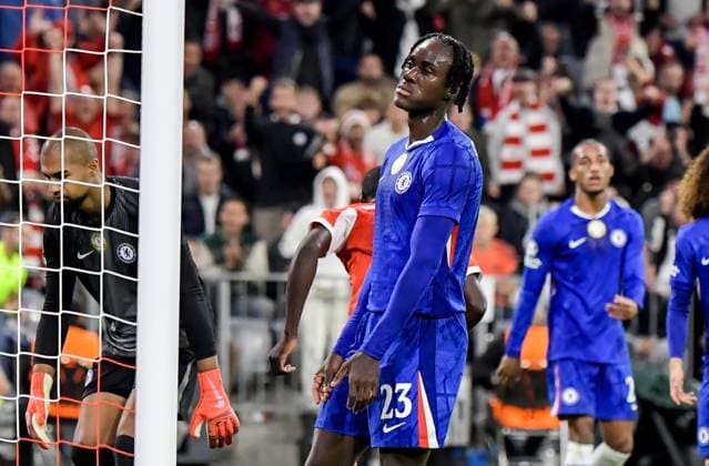 17.09.2025, xemx, Fussball UEFA Champions League, FC Bayern Muenchen - Chelsea London v.l. Trevoh Chalobah (Chelsea London) enttaeuscht, enttaeuscht schauend, dissapointed, traurig, frustriert nach Eigentor zum 1:0 (DFL DFB REGULATIONS PROHIBIT ANY USE OF PHOTOGRAPHS as IMAGE SEQUENCES and or QUASI-VIDEO) Muenchen
