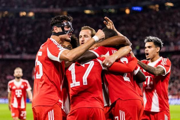UEFA Champions League, FC Bayern München - FC Chelsea; 17.09.2025 Jubel nach dem Eigentor von Trevoh Chalobah (FC Chelsea, 23) - Michael Olise (FC Bayern München, 17) zum 1:0 UEFA Champions League, FC Bayern München - FC Chelsea; München, Allianz Arena am 17.09.2025 Copyright: xBEAUTIFULxSPORTS Wunderlx