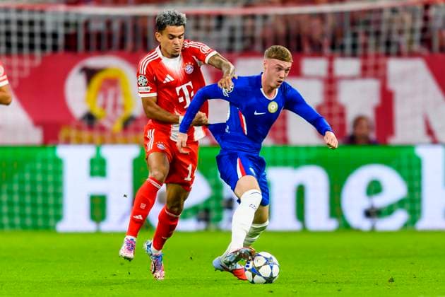 GER, UEFA CL, FC Bayern Muenchen (GER) vs FC Chelsea (GBR) 17.09.2025, Allianz Arena, Muenchen, GER, UEFA CL, FC Bayern Muenchen (GER) vs FC Chelsea (GBR) , UEFA regulations prohibit any use of photographs as image sequences and or quasi-video, im Bild Luis D’az (FCB 14)im Zweikampf gegen Christopher Nkunku (CFC 10)