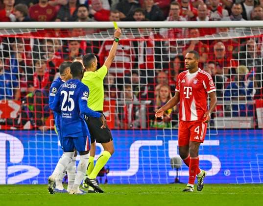 RECORD DATE NOT STATED 17.09.2025, Fussball UEFA Championsleague 2025 2026: 1.Spieltag, FC Bayern München - FC Chelsea, in der Allianz-Arena München. v.l. Moises Caicedo (FC Chelsea), Schiedsrichter Jose Maria Sanches (Sanien) und Jonathan Tah (FC Bayern München) , der hier die gelbe Karte sieht,