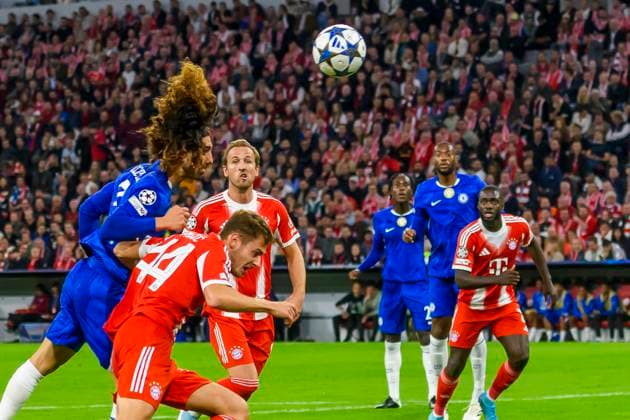 GER, UEFA CL, FC Bayern Muenchen (GER) vs FC Chelsea (GBR) 17.09.2025, Allianz Arena, Muenchen, GER, UEFA CL, FC Bayern Muenchen (GER) vs FC Chelsea (GBR) , UEFA regulations prohibit any use of photographs as image sequences and or quasi-video, im Bild Marc Cucurella (CFC 3) im Zweikampf gegen Josip Staniäi Stanisic (FCB 44)