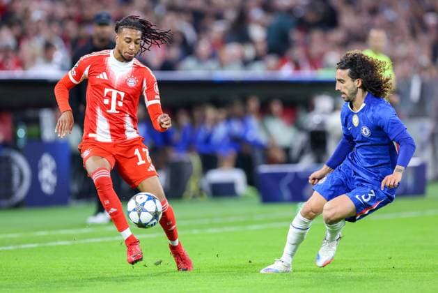 Fußball Champions League 1. Spieltag FC Bayern München - FC Chelsea am 17.09.2025 in der Allianz Arena in München Michael Olise ( München ), links - Marc Cucurella ( Chelsea ), rechts