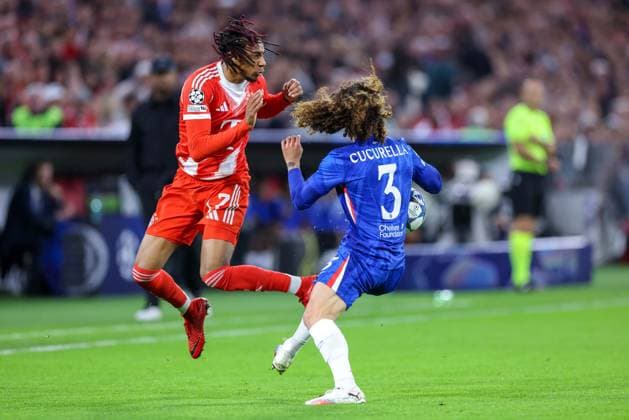 Fußball Champions League 1. Spieltag FC Bayern München - FC Chelsea am 17.09.2025 in der Allianz Arena in München Michael Olise ( München ), links - Marc Cucurella ( Chelsea ), rechts