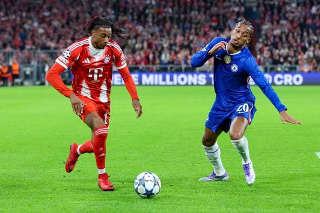 Fußball Champions League 1. Spieltag FC Bayern München - FC Chelsea am 17.09.2025 in der Allianz Arena in München Michael Olise ( München ), links - Joao Pedro ( Chelsea ), rechts