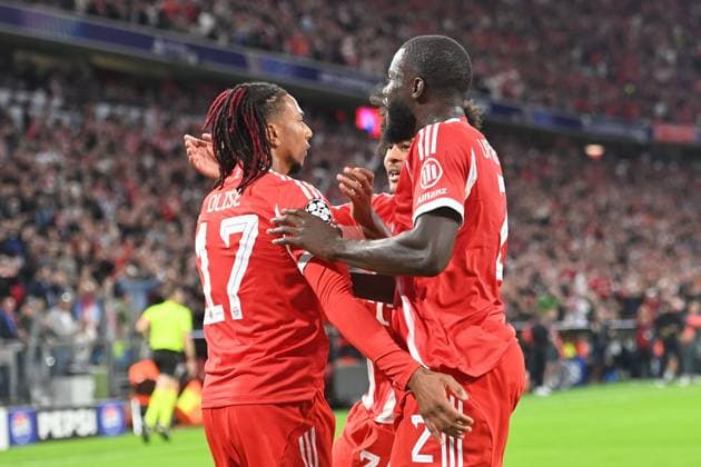 Torjubel Michael OLISE (Bayern Muenchen),Dayot UPAMECANO (Bayern Muenchen) nach Tor zum 1-0, Jubel,Freude,Begeisterung,. Fussball Champions League,Saison 2025 26 ,1.Spieltag. FC Bayern Muenchen - FC Chelsea am 17.09.2025 A L L I A N Z A R E N A