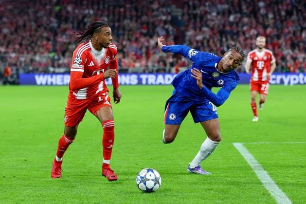 Fußball Champions League 1. Spieltag FC Bayern München - FC Chelsea am 17.09.2025 in der Allianz Arena in München Michael Olise ( München ), links - Joao Pedro ( Chelsea ), rechts
