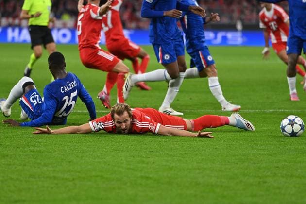 Foul Moises CAICEDO (Chelsea FC) ,Aktion,Zweikampf gegen Harry KANE (Bayern Muenchen),Elfmeter,Strafstoss Fussball Champions League,Saison 2025 26 ,1.Spieltag. FC Bayern Muenchen - FC Chelsea am 17.09.2025 A L L I A N Z A R E N A