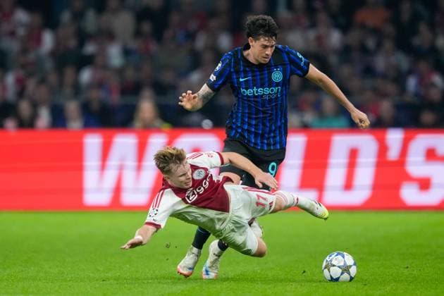AMSTERDAM, 23-08-2025, Johan Cruijff ArenA ,season 2025 2026 , UEFA Champions League football , league phase, .Match between Ajax and Inter Milan , Picture shows Inter player Alessandro Bastoni, Ajax player Oliver Edvardsen Ajax - Inter  x31066468x Copyright: