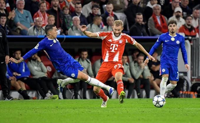 17.09.2025, xemx, Fussball UEFA Champions League, FC Bayern Muenchen - Chelsea London v.l. Enzo Fernandez (Chelsea London), Konrad Laimer (FC Bayern Muenchen) Zweikampf, Aktion, action, battle for the ball (DFL DFB REGULATIONS PROHIBIT ANY USE OF PHOTOGRAPHS as IMAGE SEQUENCES and or QUASI-VIDEO) Muenchen