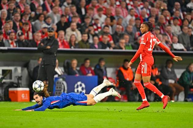 17.09.2025, Fussball UEFA Championsleague 2025 2026: 1.Spieltag, FC Bayern München - FC Chelsea, in der Allianz-Arena München. Marc Cucurella (FC Chelsea) am Boden.Michael Olise (FC Bayern München)