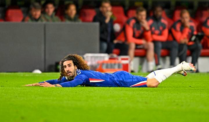 17.09.2025, Fussball UEFA Championsleague 2025 2026: 1.Spieltag, FC Bayern München - FC Chelsea, in der Allianz-Arena München. Marc Cucurella (FC Chelsea) am Boden.