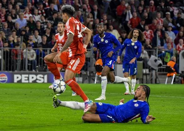 17.09.2025, xemx, Fussball UEFA Champions League, FC Bayern Muenchen - Chelsea London v.l. Luis Diaz (FC Bayern Muenchen), Malo Gusto (Chelsea London) Zweikampf, Aktion, action, battle for the ball (DFL DFB REGULATIONS PROHIBIT ANY USE OF PHOTOGRAPHS as IMAGE SEQUENCES and or QUASI-VIDEO) Muenchen