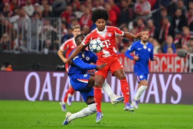 Serge GNABRY (FC Bayern Muenchen), Aktion,Zweikampf gegen Moises CAICEDO (Chelsea FC). Fussball Champions League,Saison 2025 26 ,1.Spieltag. FC Bayern Muenchen - FC Chelsea am 17.09.2025 A L L I A N Z A R E N A