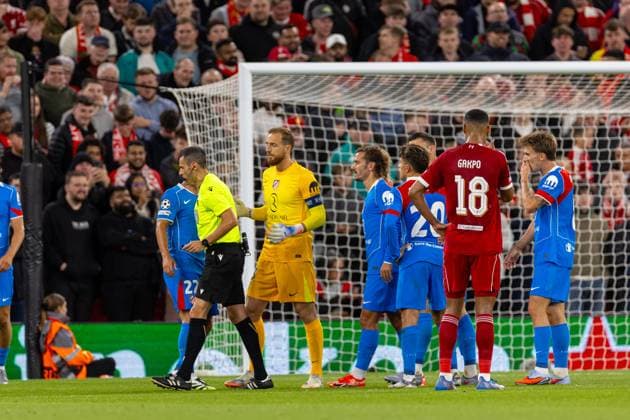 Football - UEFA Champions League - League Phase - Liverpool FC v Atletico Madrid LIVERPOOL, ENGLAND - Wednesday, September 17, 2025: Atletico Madrid s goalkeeper and captain Jan Oblak speaking to referee Maurizio Mariani after he awarded Liverpool a penalty during the UEFA Champions League match between Liverpool FC and Atletico Madrid FC at Anfield. (Photo by David Rawcliffe Propaganda) LIVERPOOL Anfield MERSEYSIDE ENGLAND  Copyright: xDavidxRawcliffex P2025-09-17-Liverpool_Atletico-39