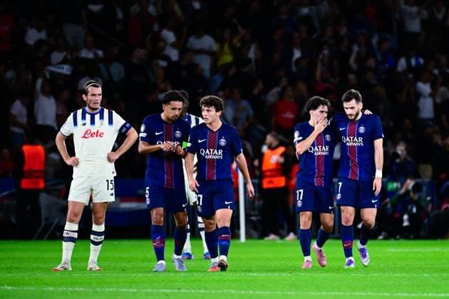 FOOTBALL : PSG vs Atalanta - Ligue des Champions - 17 09 2025 Vitinha Vitor Machado ( 17 - PSG ) talks with Khvicha Kvaratskhelia ( 7 - PSG ) during the UEFA Champions League match between Paris Saint Germain and Atalanta BC at Parc Des Princes on September 17 , 2025 in Paris, France. ( Photo by Federico Pestellini PsnewZ ) - ParisFrance  Copyright: xFedericoxPestellinix