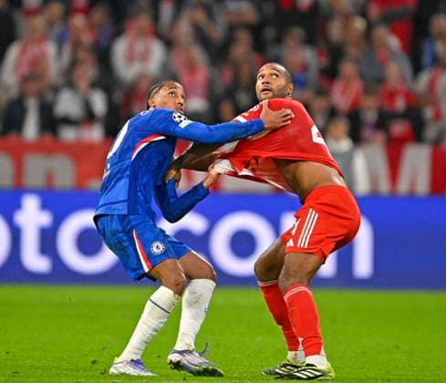 17.09.2025, Fussball UEFA Championsleague 2025 2026: 1.Spieltag, FC Bayern München - FC Chelsea, in der Allianz-Arena München. v.l. Jao Pedro (FC Chelsea) gegen Jonathan Tah (FC Bayern München)