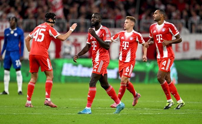 FUSSBALL CHAMPIONS LEAGUE SAISON 2025 2026 Vorrunde 1. Spieltag 17.09.2025 FC Bayern Muenchen - FC Chelsea London Teamjubel nach dem eigentor, FC Bayern Muenchen, Dayot Upamecano, Joshua Kimmich, Jonathan Tah
