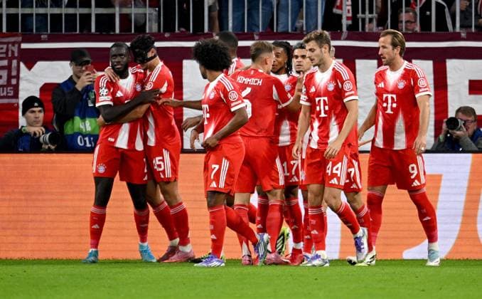 FUSSBALL CHAMPIONS LEAGUE SAISON 2025 2026 Vorrunde 1. Spieltag 17.09.2025 FC Bayern Muenchen - FC Chelsea London Teamjubel nach dem eigentor, FC Bayern Muenchen, Dayot Upamecano, Aleksandar Pavlovic