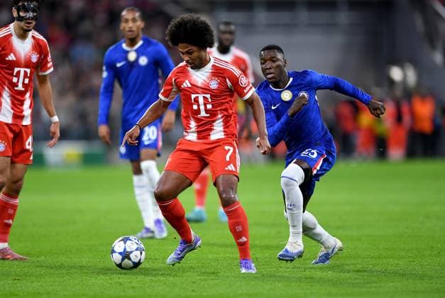FUSSBALL CHAMPIONS LEAGUE SAISON 2025 2026 Vorrunde 1. Spieltag 17.09.2025 FC Bayern Muenchen - FC Chelsea London Serge Gnabry (li, FC Bayern Muenchen) gegen Moises Caicedo (re, FC Chelsea)