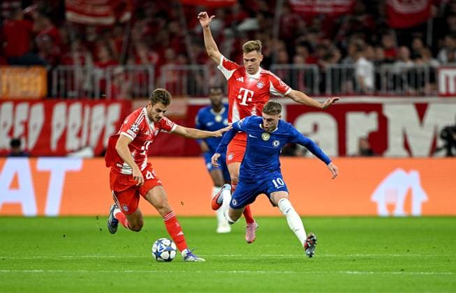 FUSSBALL CHAMPIONS LEAGUE SAISON 2025 2026 Vorrunde 1. Spieltag 17.09.2025 FC Bayern Muenchen - FC Chelsea London Josip Stanisic (li, FC Bayern Muenchen) gegen Cole Palmer (mitte, FC Chelsea) gegen Joshua Kimmich (re, FC Bayern Muenchen)