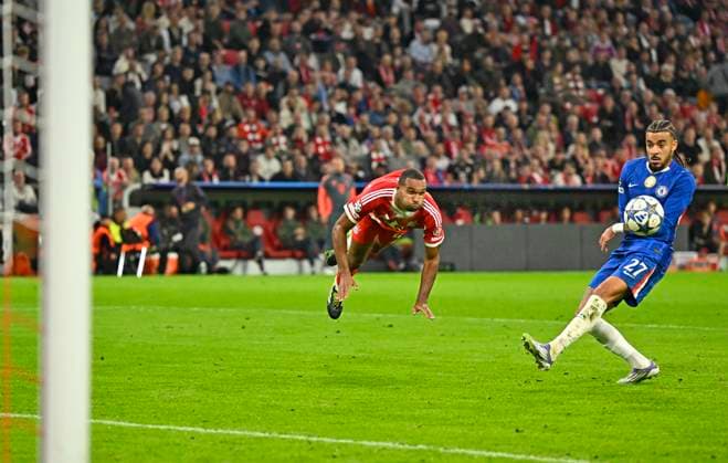 17.09.2025, Fussball UEFA Championsleague 2025 2026: 1.Spieltag, FC Bayern München - FC Chelsea, in der Allianz-Arena München. v.l. Jonathan Tah (FC Bayern München) gegen Malo Gusto (FC Chelsea)