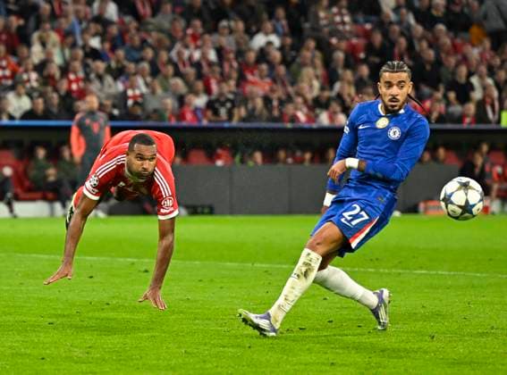 17.09.2025, Fussball UEFA Championsleague 2025 2026: 1.Spieltag, FC Bayern München - FC Chelsea, in der Allianz-Arena München. v.l. Jonathan Tah (FC Bayern München) gegen Malo Gusto (FC Chelsea)