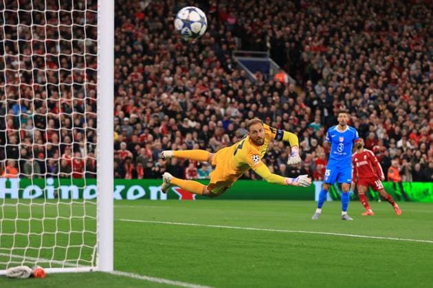 Football - UEFA Champions League - League Phase - Liverpool v Atletico Madrid 17th September 2025 - UEFA Champions League - League Phase - Liverpool v Atletico Madrid - Atletico Madrid goalkeeper Jan Oblak dives for the ball as it goes wide - Photo: Simon Stacpoole Offside. Liverpool UK Copyright: xSimonxStacpoolexOffside