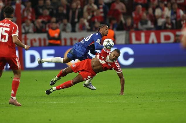 Fussball, Herren, Champions League, Saison 2025 2026, FC Bayern München - FC Chelsea, 1.Spieltag, Allianz Arena Joao Pedro (FC Chelsea) (li.) mit Jonathan Tah (FC Bayern München) (re.) im Zweikampf, Foul, um stossen