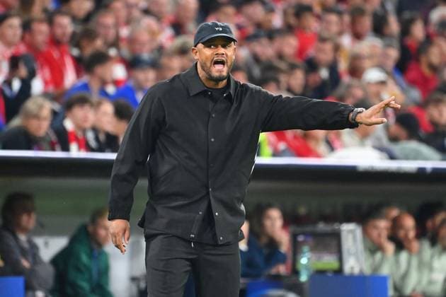 Trainer Vincent KOMPANY (Bayern Muenchen), Gestik,gibt Anweisungen. Einzelbild,angeschnittenes Einzelmotiv,Halbfigur,halbe Figur. Fussball Champions League,Saison 2025 26 ,1.Spieltag. FC Bayern Muenchen - FC Chelsea am 17.09.2025 A L L I A N Z A R E N A
