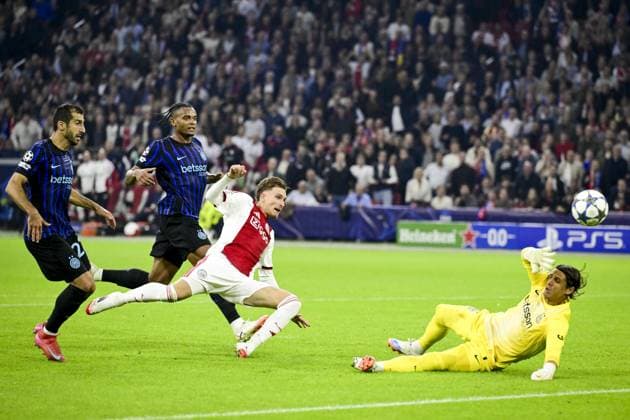AMSTERDAM (L-R) Mika Godts of Ajax runs into Internazionale goalkeeper Yann Sommer during the UEFA Champions League match between Ajax and Internazionale at the Johan Cruijff ArenA on September 17, 2025, in Amsterdam, Netherlands. ANP OLAF KRAAK UEFA Champions League 2025 26 xVIxANPxSportx xxANPxIVx 536652392 originalFilename: 536652392.jpg
