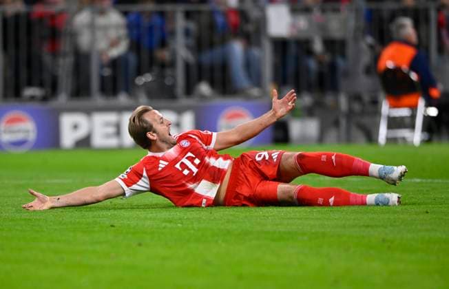 Harry Kane FC Bayern Muenchen FCB (09) am Boden fordert Elfmeter, Strafstoss FC Bayern Muenchen FCB vs Chelsea FC Spieltag 01 17.09.2025 DFL REGULATIONS PROHIBIT ANY USE OF PHOTOGRAPHS AS IMAGE SEQUENCES AND OR QUASI-VIDEO FC Bayern Muenchen FCB vs Cheelsea FC