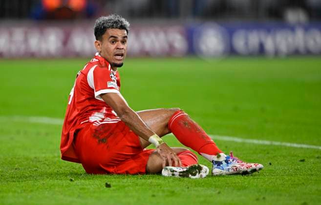 Luis Diaz FC Bayern Muenchen FCB (14) fordert Elfmeter, Strafstoss FC Bayern Muenchen FCB vs Chelsea FC Spieltag 01 17.09.2025 DFL REGULATIONS PROHIBIT ANY USE OF PHOTOGRAPHS AS IMAGE SEQUENCES AND OR QUASI-VIDEO FC Bayern Muenchen FCB vs Cheelsea FC