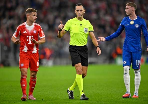 Schiedsrichter Referee Jose Maria Sanchez Gestik Geste Joshua Kimmich FC Bayern Muenchen FCB (06) Cole Palmer Chelsea FC The Blues (10) FC Bayern Muenchen FCB vs Chelsea FC Spieltag 01 17.09.2025 DFL REGULATIONS PROHIBIT ANY USE OF PHOTOGRAPHS AS IMAGE SEQUENCES AND OR QUASI-VIDEO FC Bayern Muenchen FCB vs Cheelsea FC