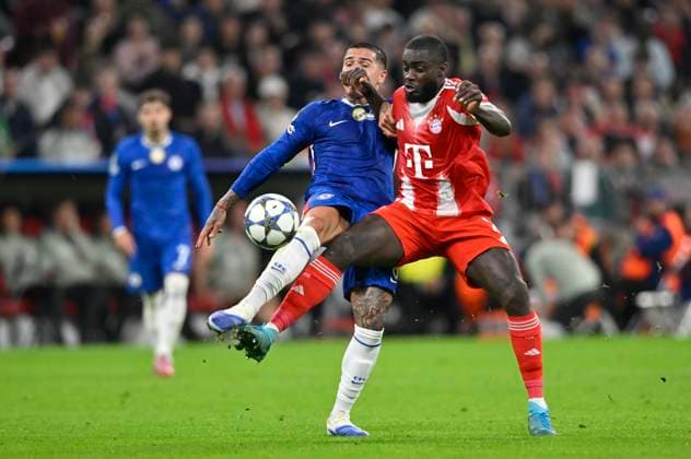 Zweikampf, Aktion Enzo Fernandez Chelsea FC The Blues (08) gegen Dayot Upamecano FC Bayern Muenchen FCB (02) FC Bayern Muenchen FCB vs Chelsea FC Spieltag 01 17.09.2025 DFL REGULATIONS PROHIBIT ANY USE OF PHOTOGRAPHS AS IMAGE SEQUENCES AND OR QUASI-VIDEO FC Bayern Muenchen FCB vs Cheelsea FC