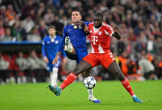 Zweikampf, Aktion Enzo Fernandez Chelsea FC The Blues (08) gegen Dayot Upamecano FC Bayern Muenchen FCB (02) FC Bayern Muenchen FCB vs Chelsea FC Spieltag 01 17.09.2025 DFL REGULATIONS PROHIBIT ANY USE OF PHOTOGRAPHS AS IMAGE SEQUENCES AND OR QUASI-VIDEO FC Bayern Muenchen FCB vs Cheelsea FC